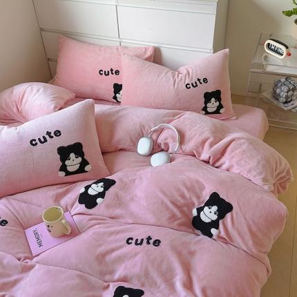 91家纺网 家纺一手货源 找家纺 山茶家纺 2023新款高克重牛奶绒贴布绣毛巾绣四件套 欧气小狗-浅粉