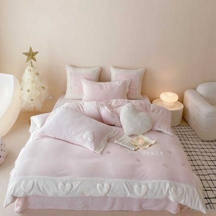 91家纺网 家纺一手货源 找家纺 （总）星野 2023新款高克重牛奶绒羊羔绒贴布绣四件套-小甜心