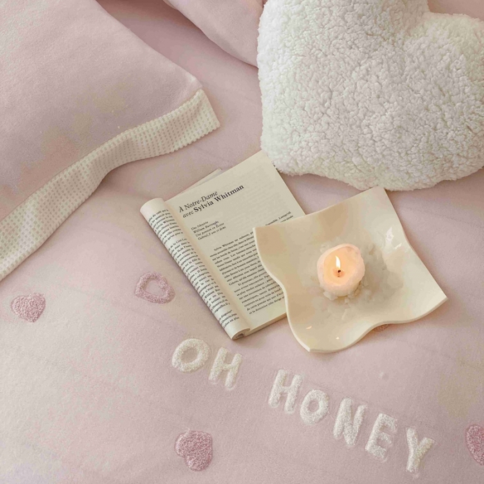 91家纺网 家纺一手货源 找家纺 （总）星野 2023新款高克重牛奶绒羊羔绒贴布绣四件套-小甜心