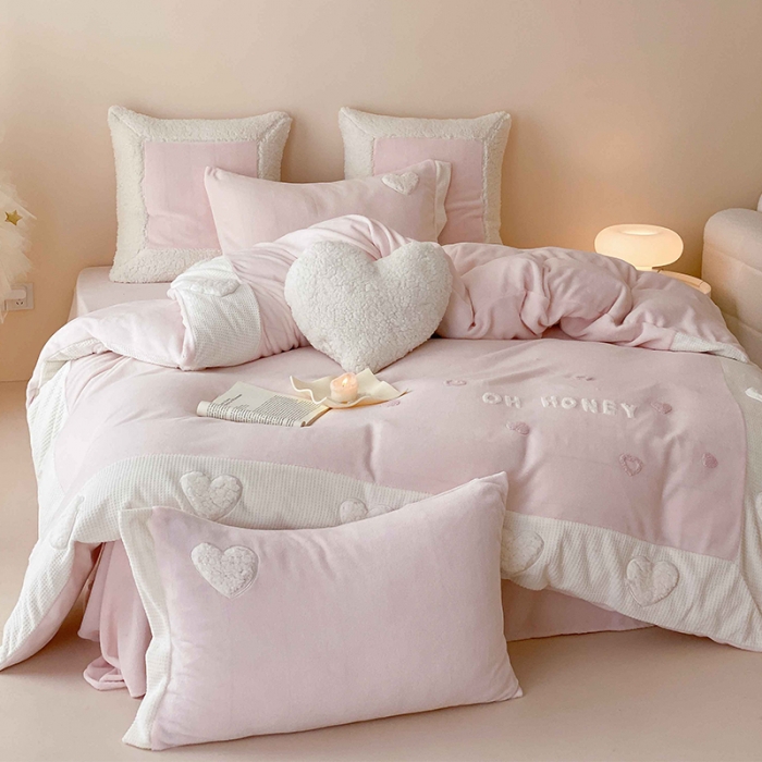 91家纺网 家纺一手货源 找家纺 （总）星野 2023新款高克重牛奶绒羊羔绒贴布绣四件套-小甜心