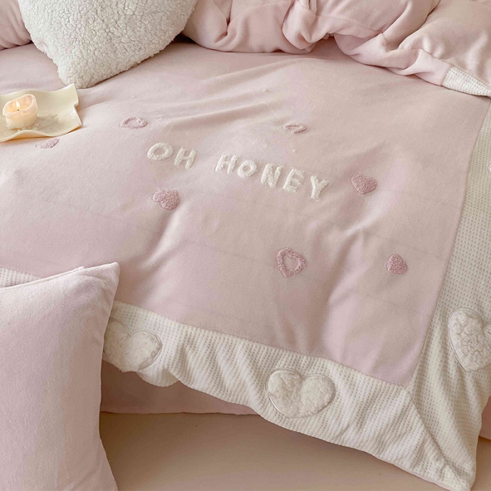 91家纺网 家纺一手货源 找家纺 （总）星野 2023新款高克重牛奶绒羊羔绒贴布绣四件套-小甜心