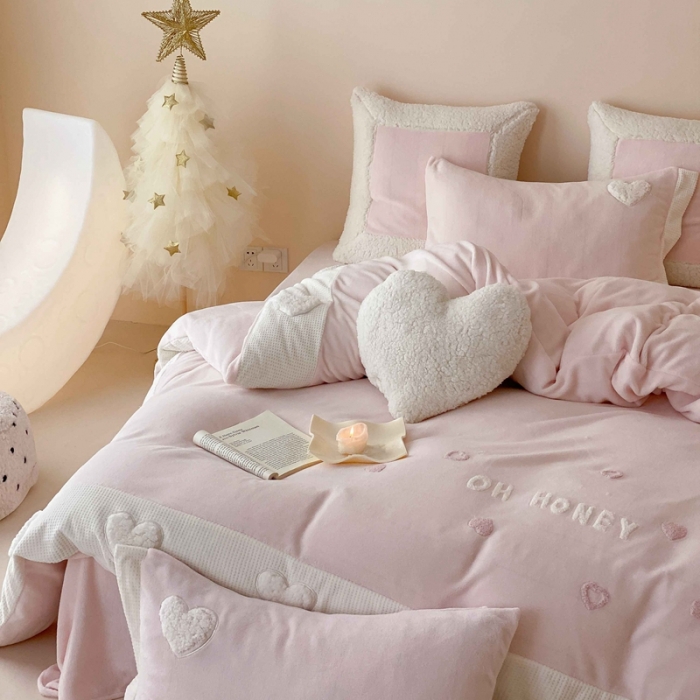 91家纺网 家纺一手货源 找家纺 （总）星野 2023新款高克重牛奶绒羊羔绒贴布绣四件套-小甜心