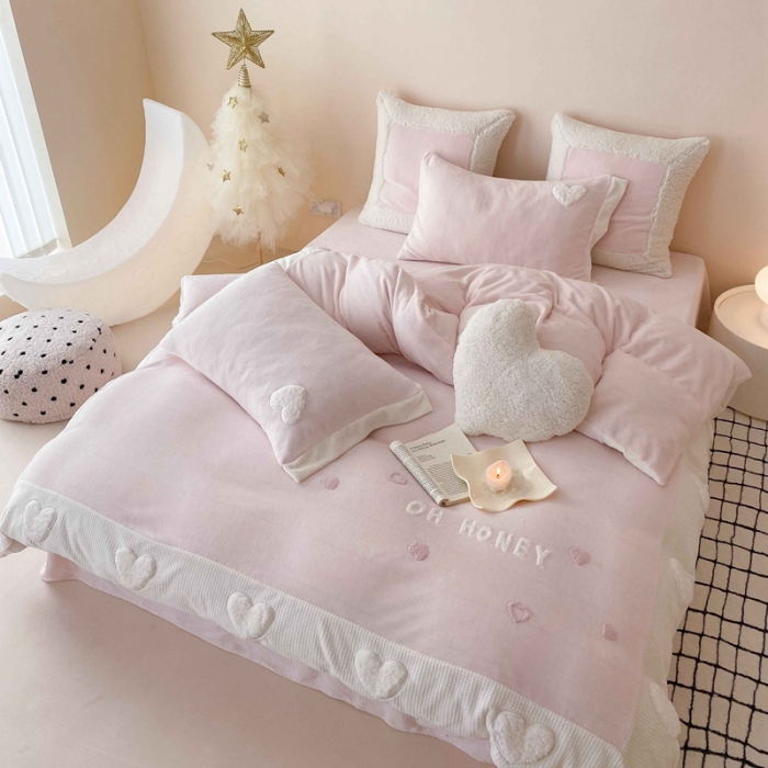 91家纺网 家纺一手货源 找家纺 （总）星野 2023新款高克重牛奶绒羊羔绒贴布绣四件套-小甜心