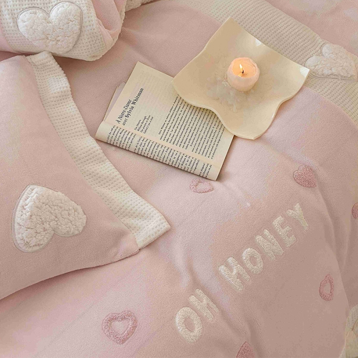 91家纺网 家纺一手货源 找家纺 （总）星野 2023新款高克重牛奶绒羊羔绒贴布绣四件套-小甜心