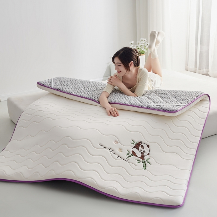 91家纺网 家纺一手货源 找家纺 祁恋婷家居 2023新款A类专版乳胶记忆棉大豆床垫【床垫遮盖物】-款式一 熊猫-白