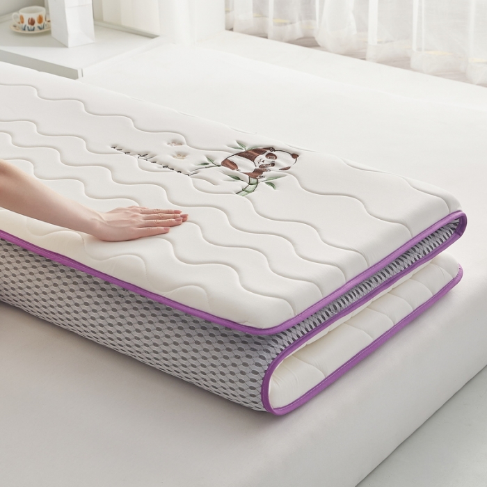 91家纺网 家纺一手货源 找家纺 祁恋婷家居 2023新款A类专版乳胶记忆棉大豆床垫【床垫遮盖物】-款式一 熊猫-白