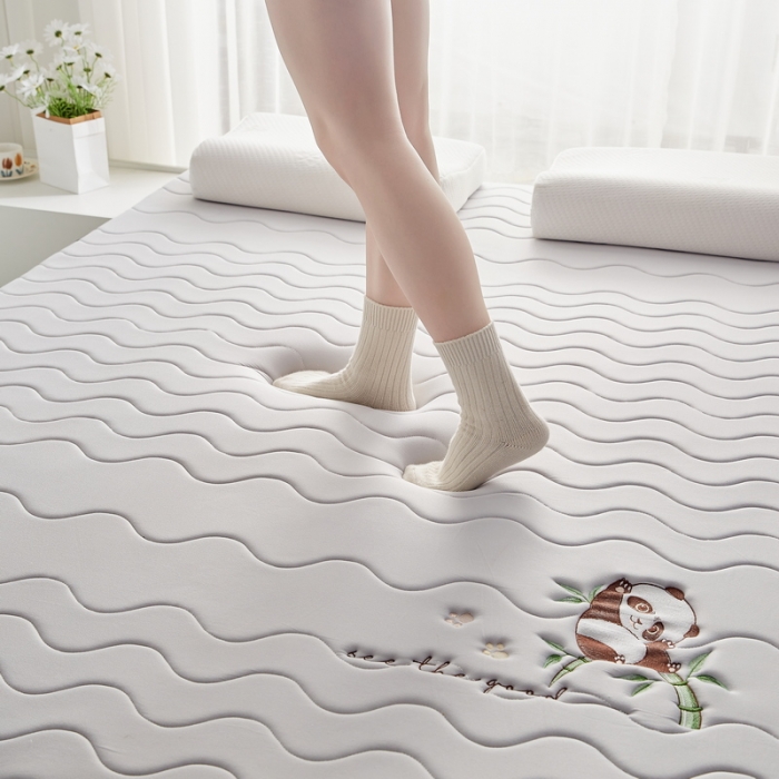 91家纺网 家纺一手货源 找家纺 祁恋婷家居 2023新款A类专版乳胶记忆棉大豆床垫【床垫遮盖物】-款式一 熊猫-灰