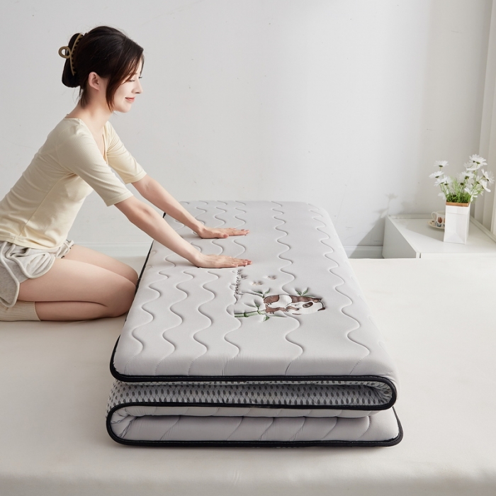 91家纺网 家纺一手货源 找家纺 祁恋婷家居 2023新款A类专版乳胶记忆棉大豆床垫【床垫遮盖物】-款式一 熊猫-灰