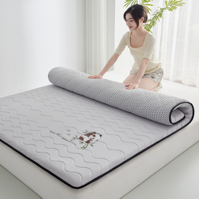 91家纺网 家纺一手货源 找家纺 祁恋婷家居 2023新款A类专版乳胶记忆棉大豆床垫【床垫遮盖物】-款式一 熊猫-灰