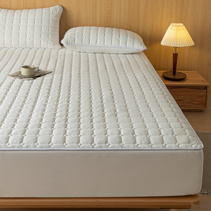 91家纺网 家纺一手货源 找家纺 卡伦 2025新款A类纯棉水洗棉夹棉床笠 白青年