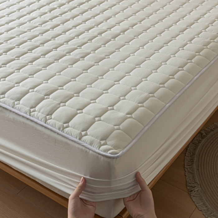 91家纺网 家纺一手货源 找家纺 卡伦 2025新款A类纯棉水洗棉夹棉床笠 白青年