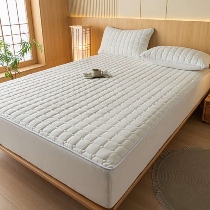 91家纺网 家纺一手货源 找家纺 卡伦 2025新款A类纯棉水洗棉夹棉床笠 白青年