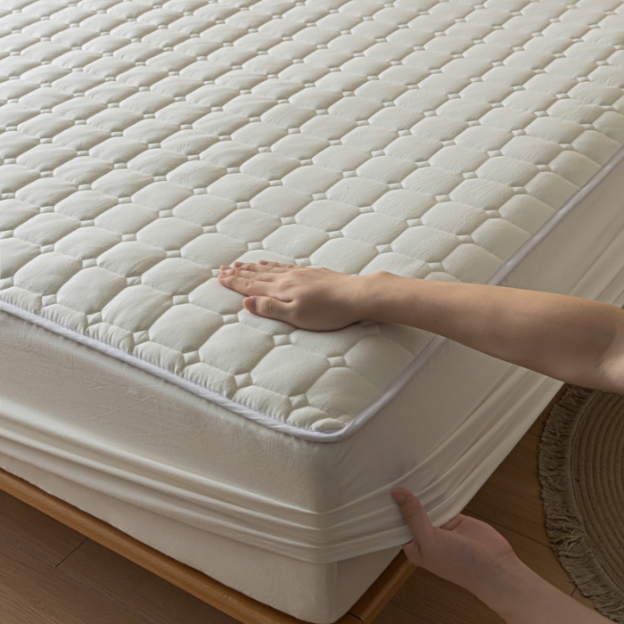 91家纺网 家纺一手货源 找家纺 卡伦 2025新款A类纯棉水洗棉夹棉床笠 白青年