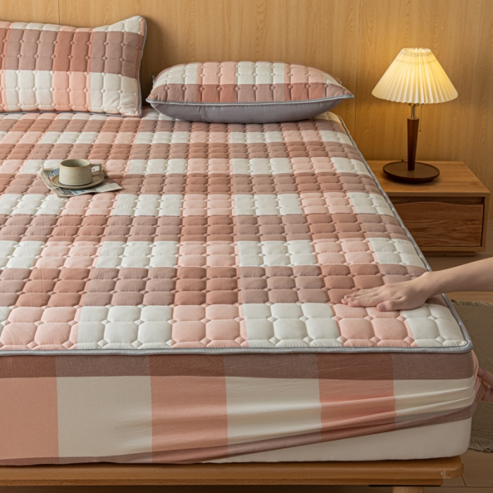 91家纺网 家纺一手货源 找家纺 卡伦 2025新款A类纯棉水洗棉夹棉床笠 粉大格