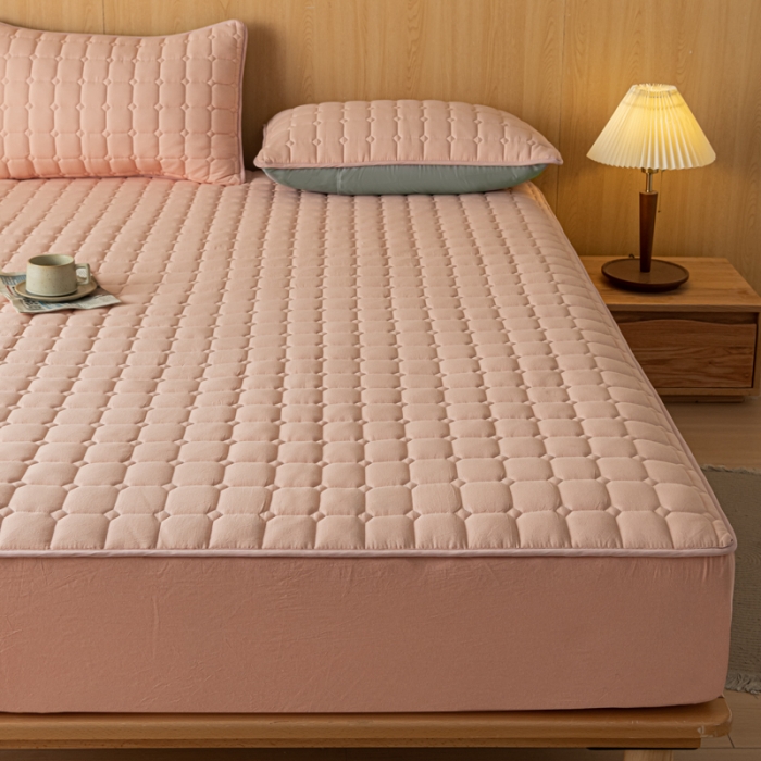 91家纺网 家纺一手货源 找家纺 卡伦 2025新款A类纯棉水洗棉夹棉床笠 粉青年