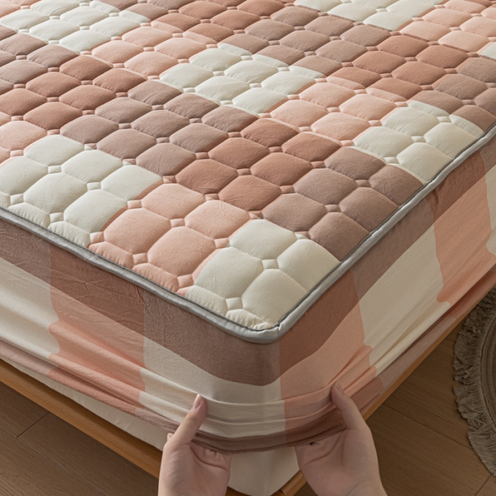 91家纺网 家纺一手货源 找家纺 卡伦 2025新款A类纯棉水洗棉夹棉床笠 粉大格