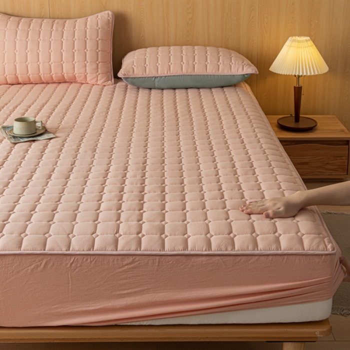 91家纺网 家纺一手货源 找家纺 卡伦 2025新款A类纯棉水洗棉夹棉床笠 粉青年