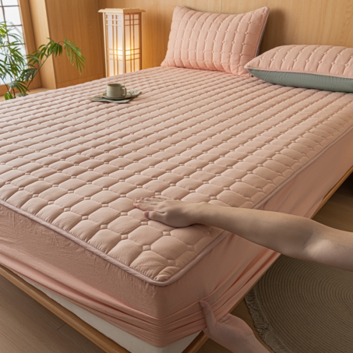 91家纺网 家纺一手货源 找家纺 卡伦 2025新款A类纯棉水洗棉夹棉床笠 粉青年