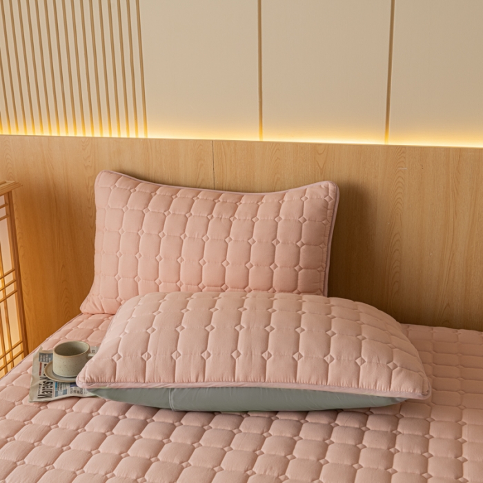 91家纺网 家纺一手货源 找家纺 卡伦 2025新款A类纯棉水洗棉夹棉床笠 粉青年