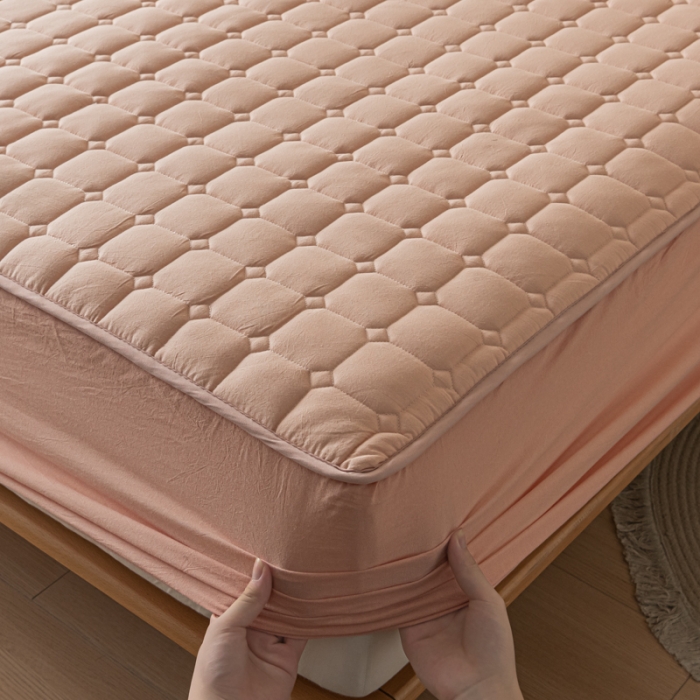 91家纺网 家纺一手货源 找家纺 卡伦 2025新款A类纯棉水洗棉夹棉床笠 粉青年