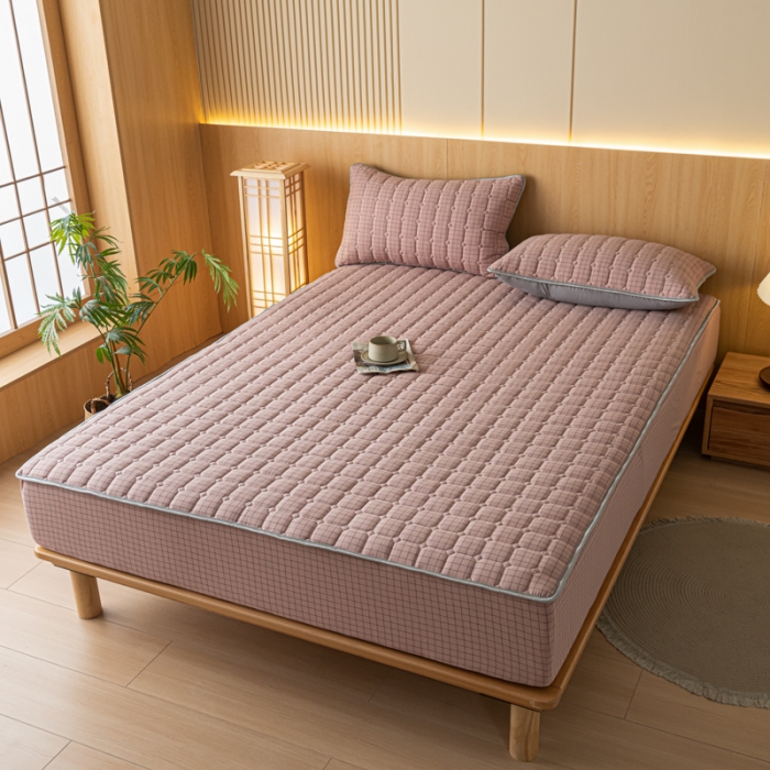 91家纺网 家纺一手货源 找家纺 卡伦 2025新款A类纯棉水洗棉夹棉床笠 粉小格