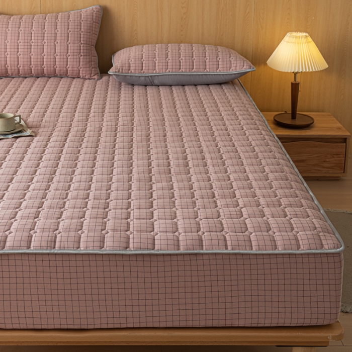 91家纺网 家纺一手货源 找家纺 卡伦 2025新款A类纯棉水洗棉夹棉床笠 粉小格