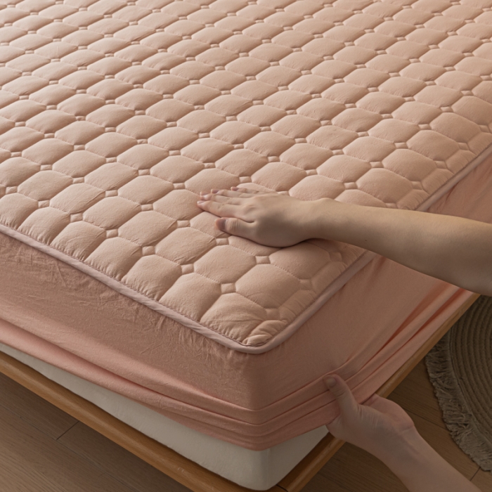 91家纺网 家纺一手货源 找家纺 卡伦 2025新款A类纯棉水洗棉夹棉床笠 粉青年