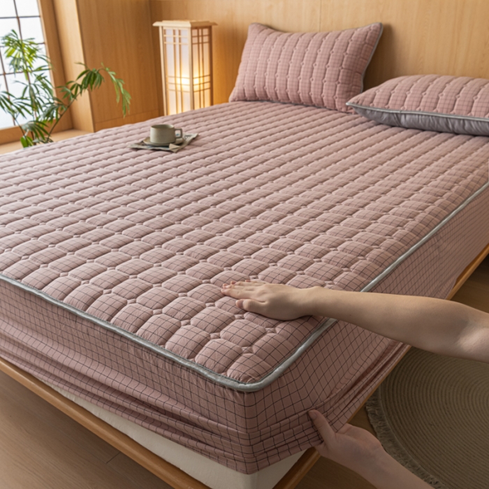 91家纺网 家纺一手货源 找家纺 卡伦 2025新款A类纯棉水洗棉夹棉床笠 粉小格