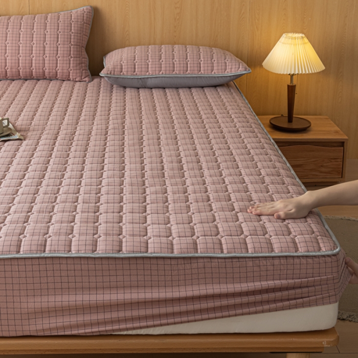 91家纺网 家纺一手货源 找家纺 卡伦 2025新款A类纯棉水洗棉夹棉床笠 粉小格