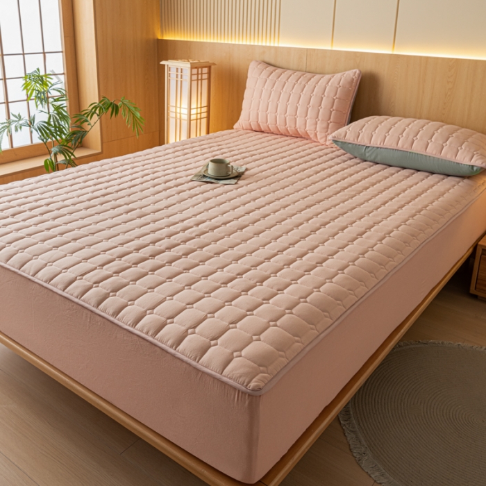 91家纺网 家纺一手货源 找家纺 卡伦 2025新款A类纯棉水洗棉夹棉床笠 粉青年