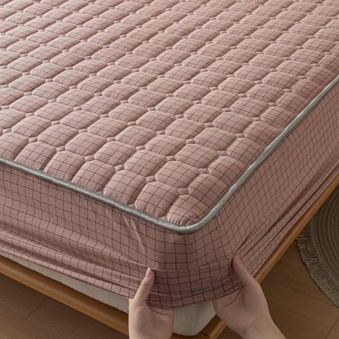 91家纺网 家纺一手货源 找家纺 卡伦 2025新款A类纯棉水洗棉夹棉床笠 粉小格