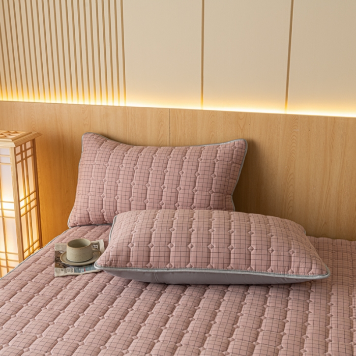 91家纺网 家纺一手货源 找家纺 卡伦 2025新款A类纯棉水洗棉夹棉床笠 粉小格