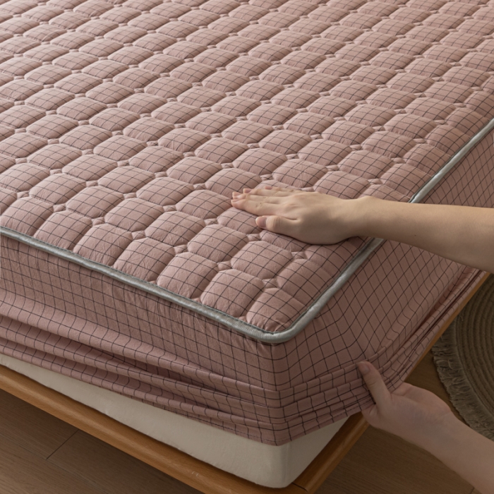 91家纺网 家纺一手货源 找家纺 卡伦 2025新款A类纯棉水洗棉夹棉床笠 粉小格