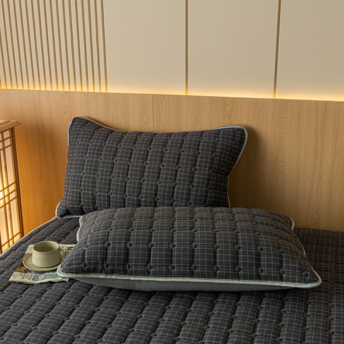 91家纺网 家纺一手货源 找家纺 卡伦 2025新款A类纯棉水洗棉夹棉床笠 灰小方格