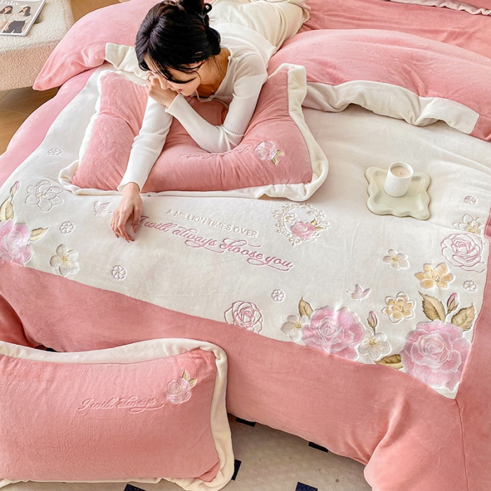 91家纺网 家纺一手货源 找家纺 可以家居 2023新款高克重全消光绣花四件套-伊芙琳 伊芙琳-粉豆沙