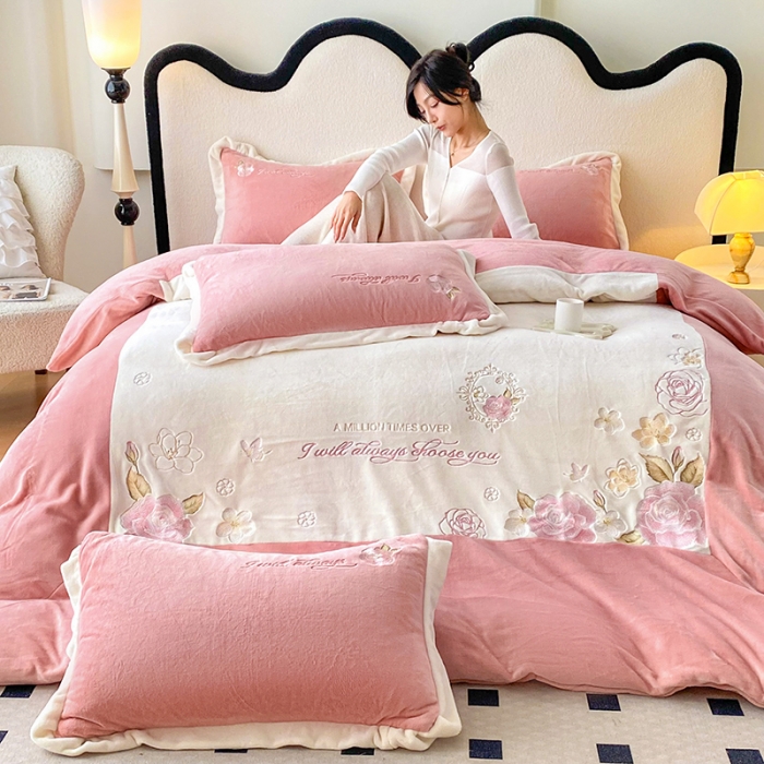 91家纺网 家纺一手货源 找家纺 可以家居 2023新款高克重全消光绣花四件套-伊芙琳 伊芙琳-粉豆沙