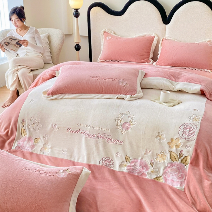 91家纺网 家纺一手货源 找家纺 可以家居 2023新款高克重全消光绣花四件套-伊芙琳 伊芙琳-粉豆沙