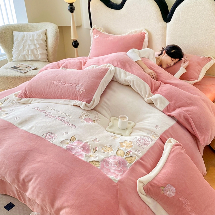 91家纺网 家纺一手货源 找家纺 可以家居 2023新款高克重全消光绣花四件套-伊芙琳 伊芙琳-粉豆沙