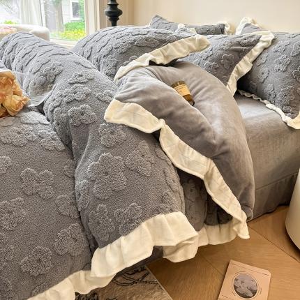 91家纺网 家纺一手货源 找家纺 芯贝儿 2024款小清新花边加厚保暖牛奶绒毛巾绣花宝宝绒雕花绒法莱绒四件套 莫奈花园--雅士灰