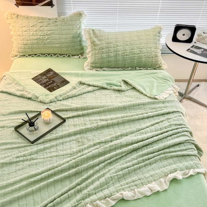 91家纺网 家纺一手货源 找家纺 金爱家 2023新款全消光牛奶绒A类纯色獭兔毛绒立体牛奶绒四件套 兔毛花边薄荷绿