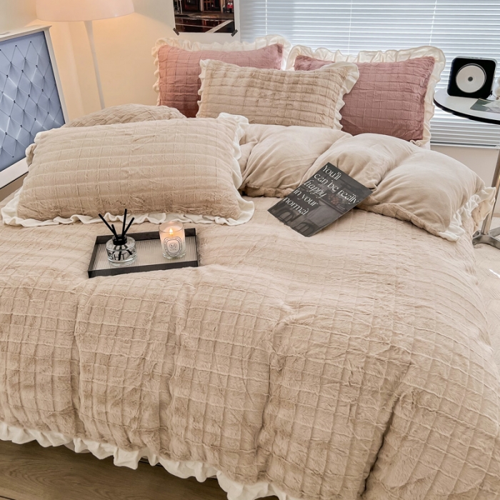 91家纺网 家纺一手货源 找家纺 金爱家 2023新款全消光牛奶绒A类纯色獭兔毛绒立体牛奶绒四件套 兔毛花边咖