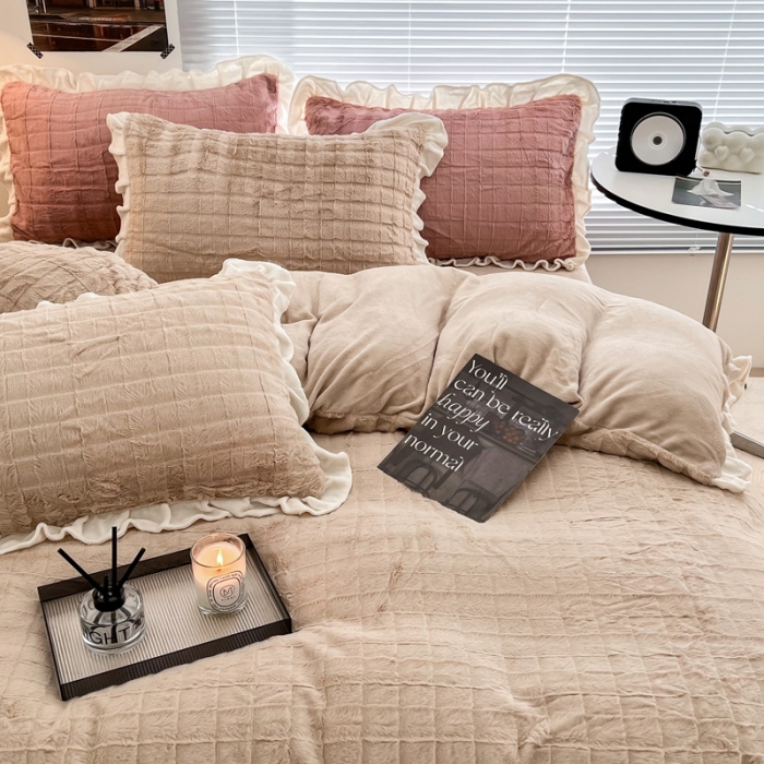 91家纺网 家纺一手货源 找家纺 金爱家 2023新款全消光牛奶绒A类纯色獭兔毛绒立体牛奶绒四件套 兔毛花边咖