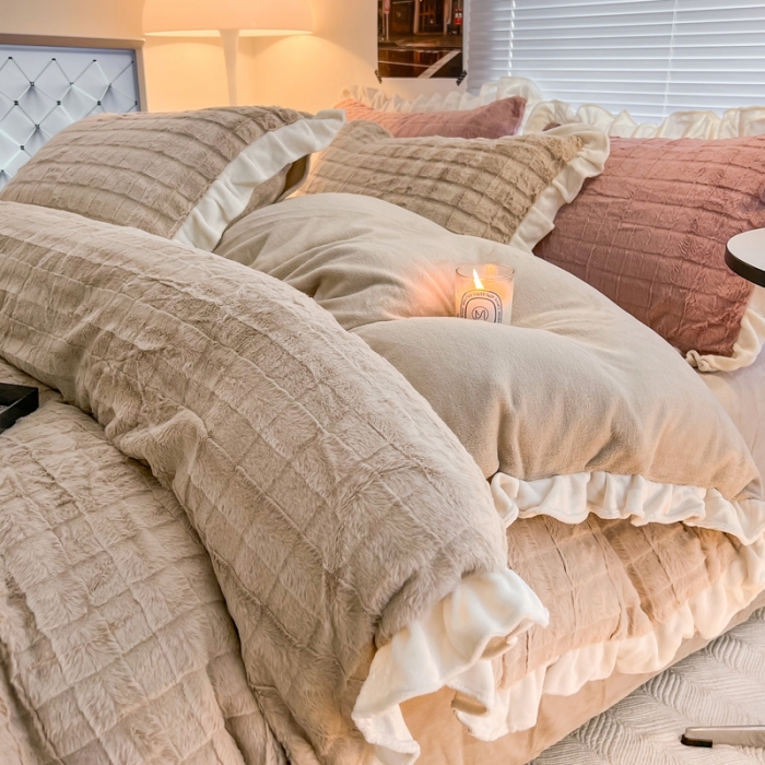 91家纺网 家纺一手货源 找家纺 金爱家 2023新款全消光牛奶绒A类纯色獭兔毛绒立体牛奶绒四件套 兔毛花边咖