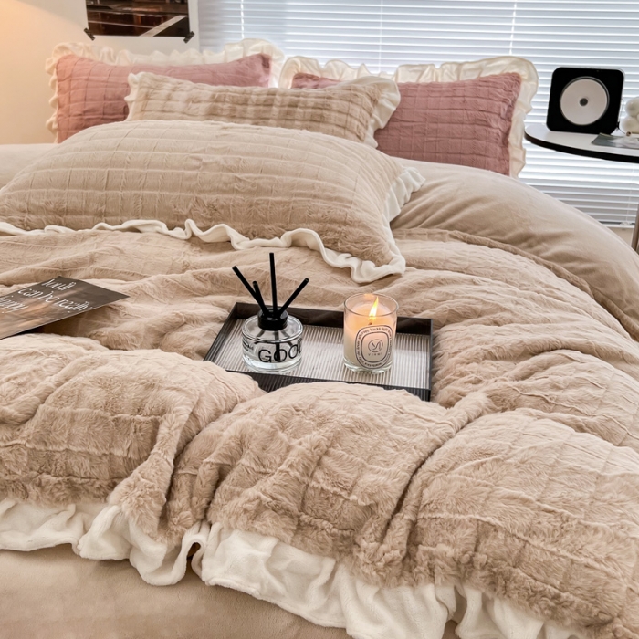 91家纺网 家纺一手货源 找家纺 金爱家 2023新款全消光牛奶绒A类纯色獭兔毛绒立体牛奶绒四件套 兔毛花边咖