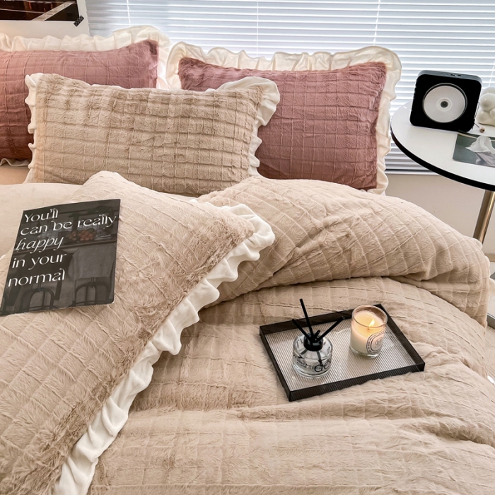 91家纺网 家纺一手货源 找家纺 金爱家 2023新款全消光牛奶绒A类纯色獭兔毛绒立体牛奶绒四件套 兔毛花边咖