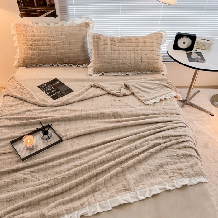 91家纺网 家纺一手货源 找家纺 金爱家 2023新款全消光牛奶绒A类纯色獭兔毛绒立体牛奶绒四件套 兔毛花边咖