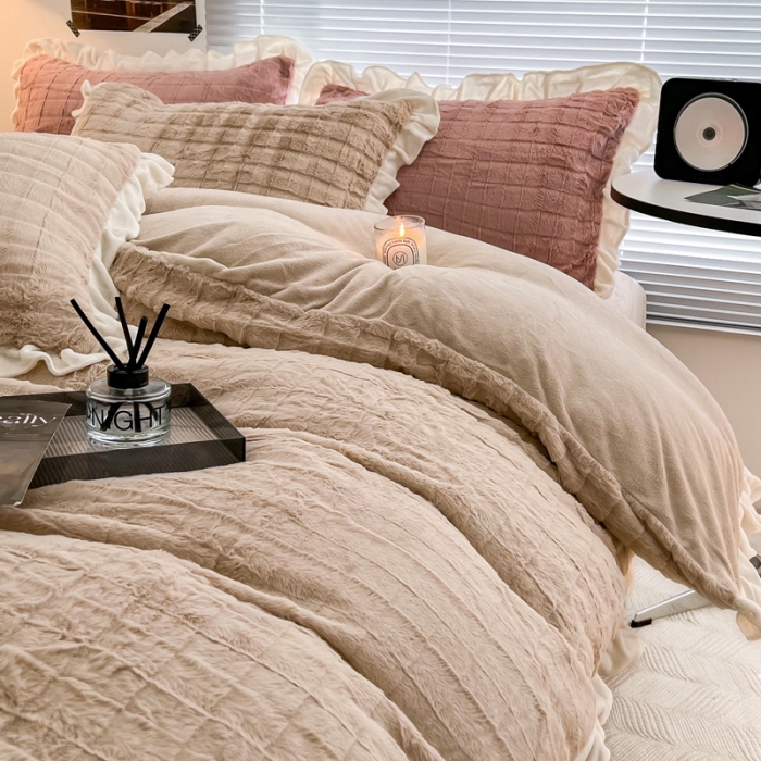 91家纺网 家纺一手货源 找家纺 金爱家 2023新款全消光牛奶绒A类纯色獭兔毛绒立体牛奶绒四件套 兔毛花边咖