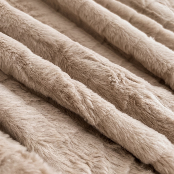 91家纺网 家纺一手货源 找家纺 金爱家 2023新款全消光牛奶绒A类纯色獭兔毛绒立体牛奶绒四件套 兔毛花边咖