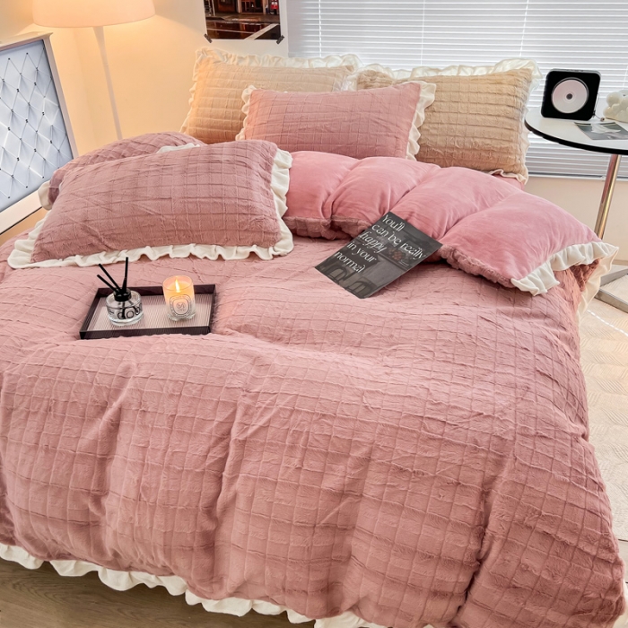 91家纺网 家纺一手货源 找家纺 金爱家 2023新款全消光牛奶绒A类纯色獭兔毛绒立体牛奶绒四件套 兔毛花边蜜粉