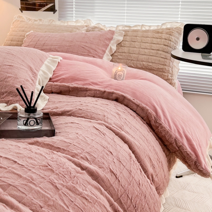 91家纺网 家纺一手货源 找家纺 金爱家 2023新款全消光牛奶绒A类纯色獭兔毛绒立体牛奶绒四件套 兔毛花边蜜粉